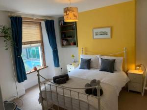 ein Schlafzimmer mit einem Bett, auf dem ein Teddybär liegt in der Unterkunft 'Langton' - Best Views in Falmouth! in Falmouth