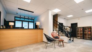 uma sala de espera com uma cadeira e um balcão em Hotel Aquatel em Dinant