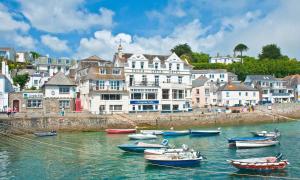 eine Gruppe von Booten in einem Gewässer mit Gebäuden in der Unterkunft 'Langton' - Best Views in Falmouth! in Falmouth