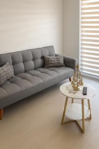 Una sala de estar con un sofá y una mesa de café. en Moderno Depto 3D 2B con Estacionamiento en Concepcion, en Concepción