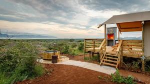 einen Pavillon inmitten eines Feldes in der Unterkunft AfriCamps at White Elephant Safaris in Pongola Game Reserve