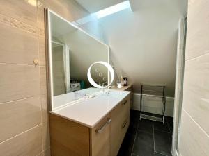 een badkamer met een wastafel en een spiegel bij COC - Les Sables Blancs in Wissant +16 foto's