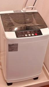 ein weißer Toaster auf einem Regal in der Unterkunft About 10 minutes to Fukuoka University Station 20 minutes to Tenjin hakata by subway in Fukuoka