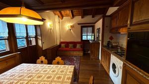 een keuken met een tafel en een aanrechtblad bij Mansarda Ca Geranei in San Vito di Cadore