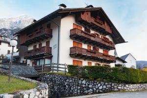 een gebouw met balkons aan de zijkant bij Mansarda Ca Geranei in San Vito di Cadore