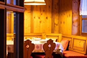 een eetkamer met een tafel en een tafel en stoelen bij Mansarda Ca Geranei in San Vito di Cadore +3 foto's