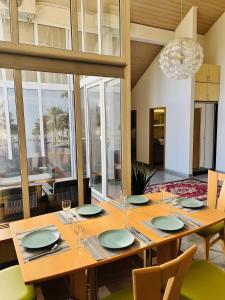 a dining room with a wooden table and chairs at Ferienwohnung Ambiente - 3 Zimmer in Bad Säckingen