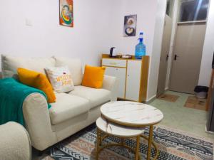 una sala de estar con un sofá y una mesa en Purespace Luxury, en Nairobi