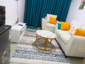 una sala de estar con un sofá y una mesa en Purespace Luxury, en Nairobi 7 fotos más