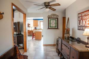 Galería fotográfica de Lake Orchard View- 8 BR with Lake Access and Fire Pit en Teall Beach 49 fotos más