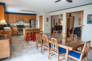 Una cocina o cocineta en Lake Orchard View- 8 BR with Lake Access and Fire Pit