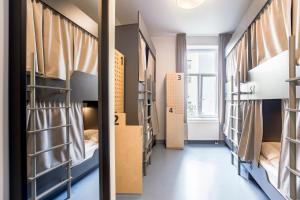 Postel nebo postele na pokoji v ubytování Maverick Athenaeum