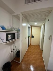 Una cocina con un microondas en una encimera y un pasillo. en Apart 408, en Buenos Aires