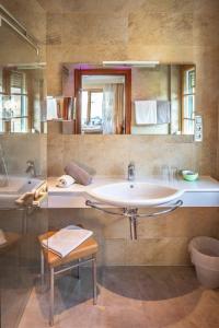 a bathroom with a large sink and a tub at Boutiquehotel WEINSPITZ & Weingut STRAWANZER Donabaum in Spitz