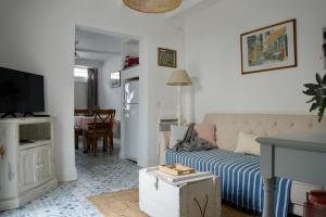 ein Wohnzimmer mit Sofa und Fernseher in der Unterkunft Le Cabanon in Cosne Cours sur Loire