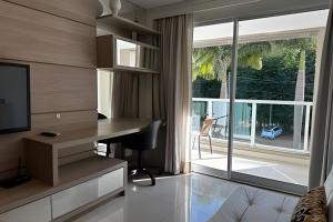 a home office with a desk and a window at Brisas do Lago - Apartamentos in Brasilia