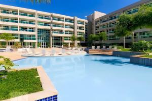 an empty swimming pool in front of a building at Brisas do Lago - Estadia com ALMA in Brasília
