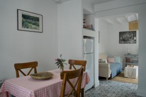 eine Küche mit Tisch und Stühlen und ein Zimmer in der Unterkunft Le Cabanon in Cosne Cours sur Loire