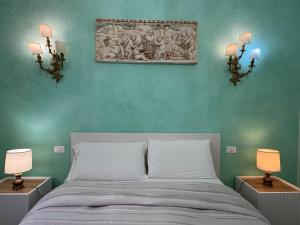 una camera con un letto e due luci sul muro di Amedeo Apartment a Roma