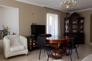 TV a/nebo společenská místnost v ubytování Guesthouse Ori Beli in Mestia