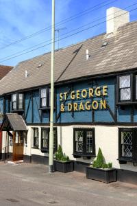 un edificio blu e bianco con un cartello sopra di The St George and Dragon by Innkeeper's Collection a Topsham