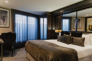 Postel nebo postele na pokoji v ubytování The County Aparthotel New