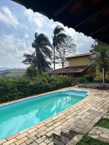 una piscina frente a una casa en Chácara do Sossego, en Piracaia