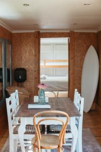 ein Esszimmer mit einem Holztisch und Stühlen in der Unterkunft Mountain Magic Hoekwil in Wilderness