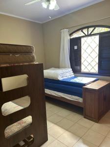 Un dormitorio con una cama y una ventana en Chácara do Sossego, en Piracaia 20 fotos más