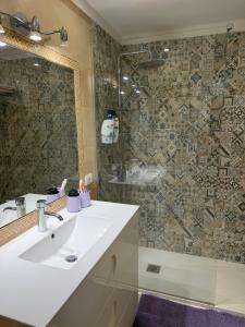 Ένα μπάνιο στο Lavender Seaviews beautiful apartment in Sand Club SC153