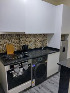 Η κουζίνα ή μικρή κουζίνα στο Mutamba Central