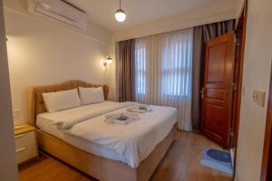 Postel nebo postele na pokoji v ubytování Empress sophia hotel oldcity