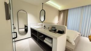 XingpingにあるBanshanyue Hotel, Yangshuoの洗面台と鏡のあるバスルーム