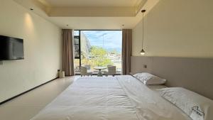 XingpingにあるBanshanyue Hotel, Yangshuoのベッドルーム1室(大型ベッド1台、テーブル、椅子付)