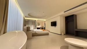 XingpingにあるBanshanyue Hotel, Yangshuoのバスルーム(ベッド1台、バスタブ付)、ベッドルーム1室が備わります。