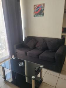 a living room with a couch and a coffee table at Departamento elsa ramitez in Ovalle