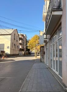 第比利斯SDD Brothers - Дом с балконом в сердце Тбилиси的一座有建筑的小城镇里一条空的街道