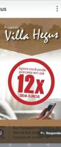 une enseigne pour un magasin Villa Inc avec un téléphone portable dans l'établissement Villa Hegus no Alto da Boa Vista, à Campos do Jordão