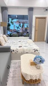 dos camas en una habitación con una mesa delante. en Nong Nuey Rooms, en Ko Samed