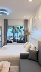 Un dormitorio con una cama grande y un sofá. en Nong Nuey Rooms, en Ko Samed