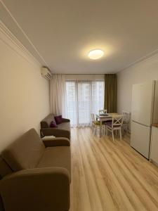 een woonkamer met een bank en een tafel bij Ravda Apolon 9 Apartment in Ravda