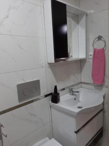 uma casa de banho com um lavatório branco e uma toalha rosa em Samlife Apart em Samsun mais 186 fotografias