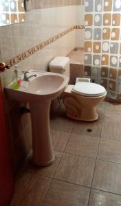 une salle de bains avec toilettes et lavabo dans l'établissement Departamento con Estacionamiento Tacna, à Tacna