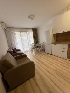 een woonkamer met een bank en een tafel bij Ravda Apolon 9 Apartment in Ravda