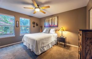 a bedroom with a bed and a ceiling fan at Devon Court in Hood River
