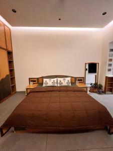 a bedroom with a large bed in a room at Terra Cottage in Jāmb