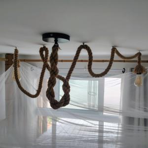 an einer Decke hängende Seile in der Unterkunft Vila Paisagem in Barra de Guaratiba