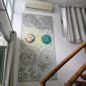 ein Gemälde an einer Wand neben einem Fenster in der Unterkunft Vila Paisagem in Barra de Guaratiba + 78 Fotos