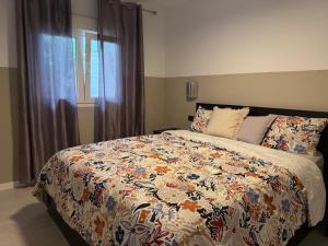 Ένα ή περισσότερα κρεβάτια σε δωμάτιο στο Lavender Seaviews beautiful apartment in Sand Club SC153