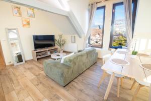 Posezení v ubytování Loft cosy et lumineux, centre bourg par Groom*